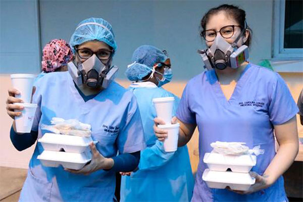 Personal de salud recibiendo un snack