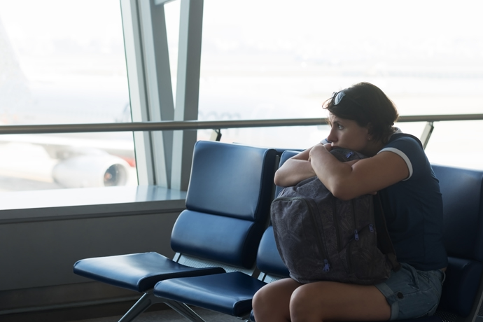 joven temerosa de viajar, en el aeropuerto