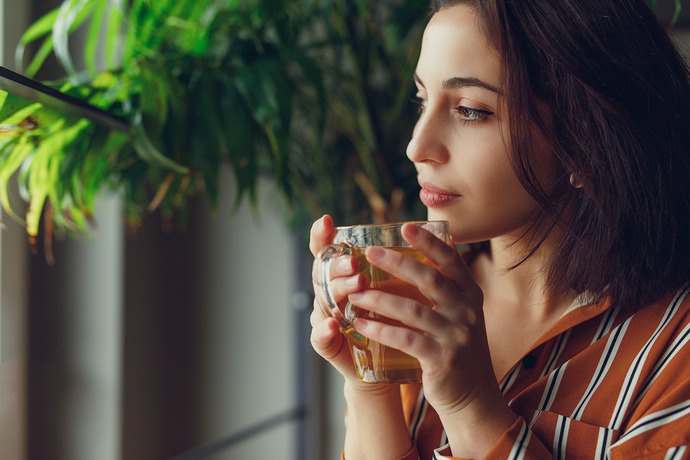 Una persona disfrutando de los beneficios del té verde.