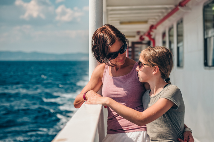 Niña mareada en el barco