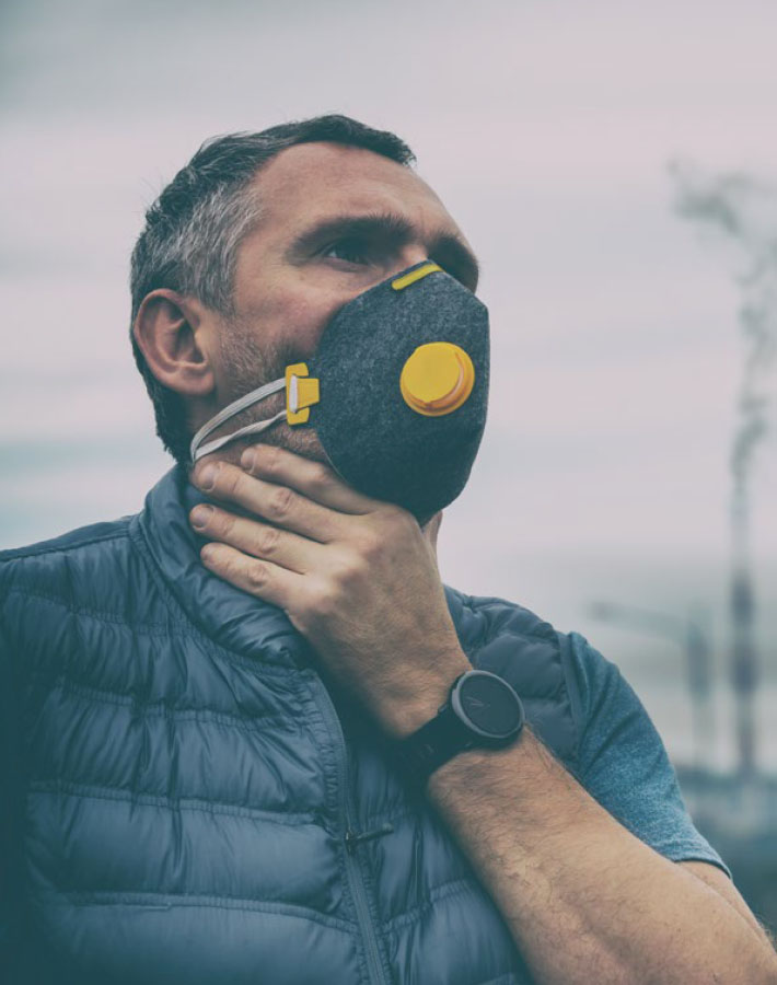 Hombre con mascara, protegiéndose del smog