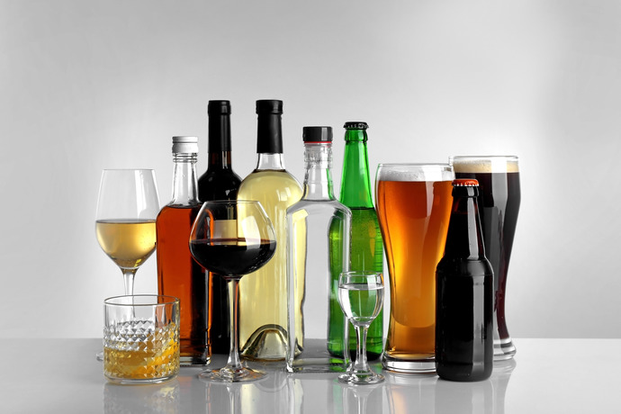 Botellas y vasos con diferentes tipos de bebidas alcoholicas