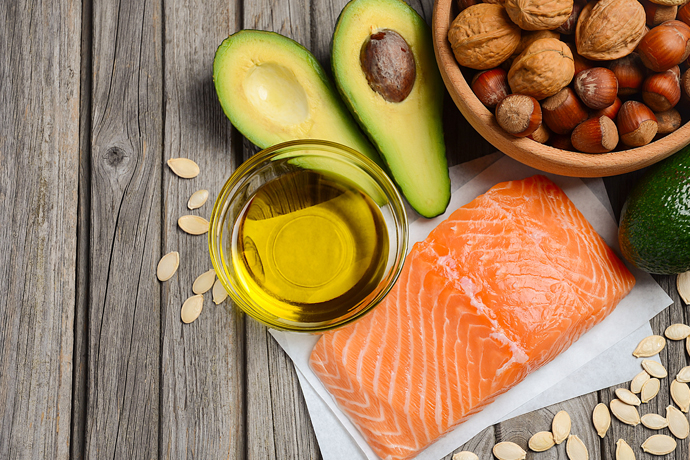 Alimentos fuente de grasas saludables: aguacate, salmon, aceite de oliva, etc