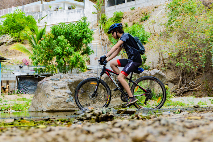 Joven ciclista andando por su barrio