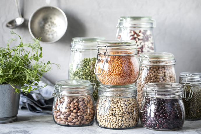 Envases con diferentes tipos de legumbres