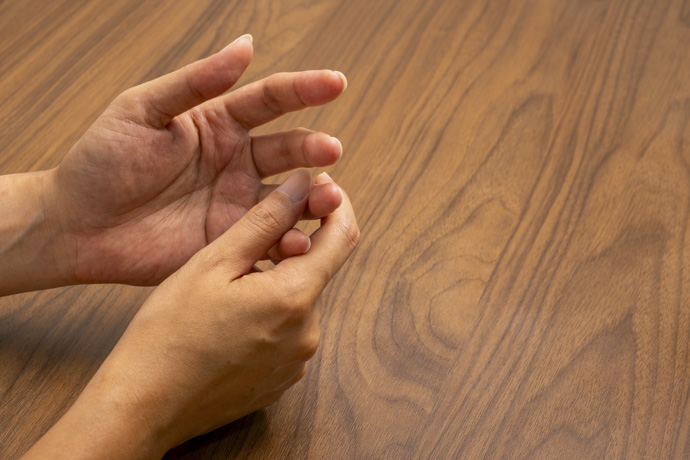 Persona con dolor en las manos por mala circulación