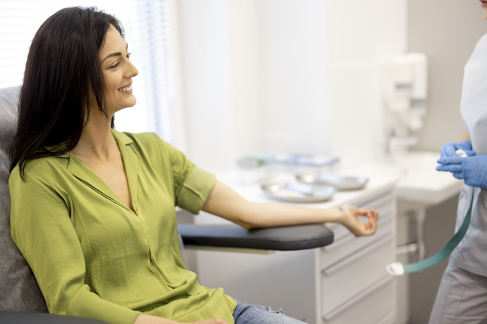 Paciente durante una consulta médica para seguimiento del tratamiento con metformina y control de diabetes