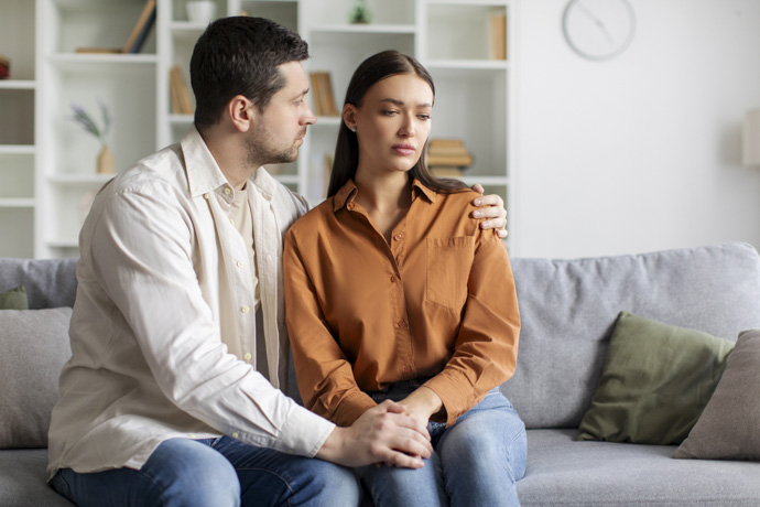 Mujer afectada emocionalmente por aborto espontáneo