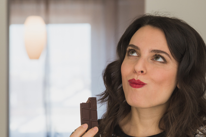 Mujer disfrutando ddee un chocolate