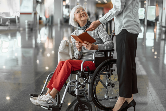 Mujer mayor en silla de ruedas, en el aeropuerto