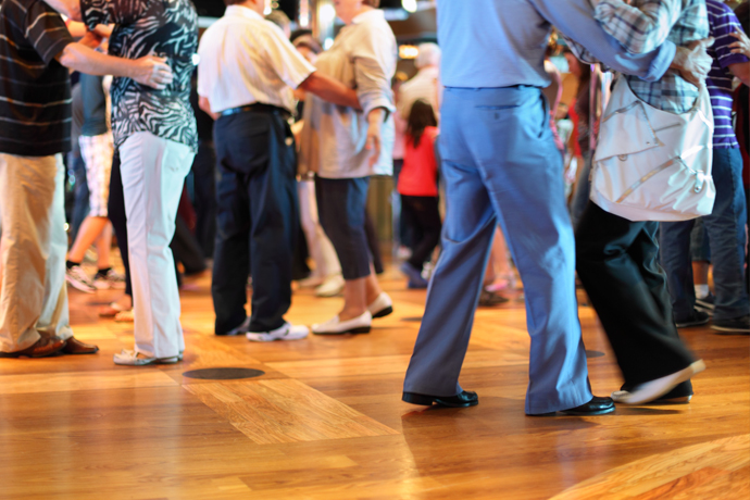 Parejas mayores bailando en fiesta