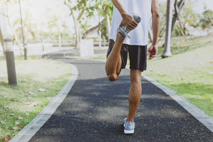 Hombre hace estiramientos antes de entrenar para prevenir lesiones