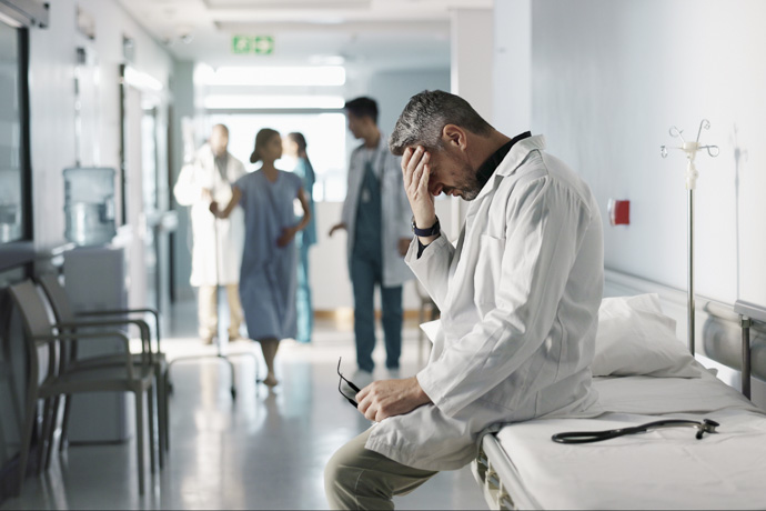 Médico con síntomas de estrés