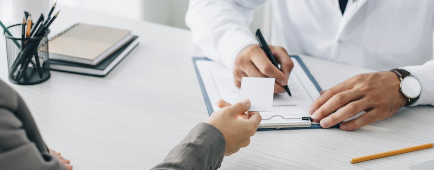 Tendencias en seguros de salud: innovaciones y cambios regulatorios que marcarán el futuro https://stock.adobe.com/images/cropped-image-of-patient-giving-id-card-to-doctor-to-fill-insurance-claim-form-in-clinic/220220414?prev_url=detail ALT: Mujer hace reclamación de seguro de salud En los últimos años, el sector de los seguros de salud ha enfrentado una transformación acelerada impulsada por avances tecnológicos, nuevas expectativas de los usuarios y cambios significativos en las políticas públic