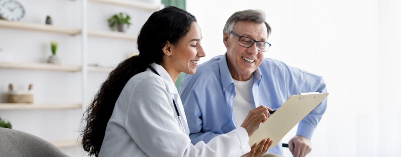 Adulto mayor recibe atención médica 