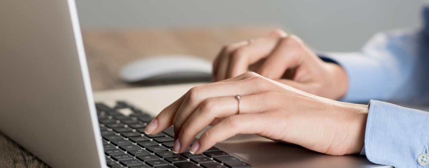 Agente de seguros trabajando en la protección de datos