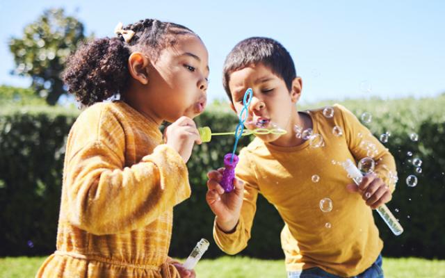 Niños jugando con burbujas