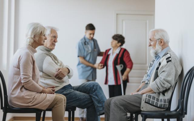 Pacientes con Alzheimer en un centro de cuidado