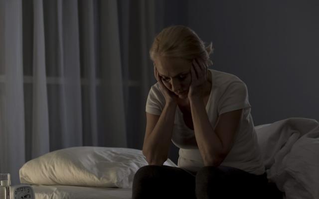 Mujer con Alzheimer tiene problemas para dormir