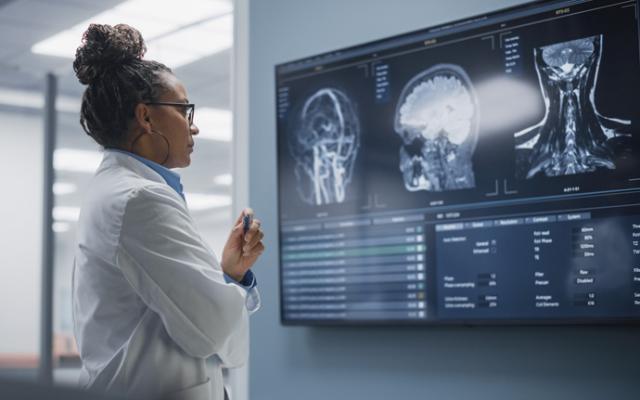 Mujer realiza investigaciones sobre la neurociencia y las neuroventas