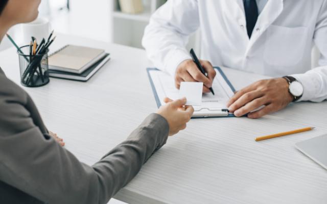 Tendencias en seguros de salud: innovaciones y cambios regulatorios que marcarán el futuro https://stock.adobe.com/images/cropped-image-of-patient-giving-id-card-to-doctor-to-fill-insurance-claim-form-in-clinic/220220414?prev_url=detail ALT: Mujer hace reclamación de seguro de salud En los últimos años, el sector de los seguros de salud ha enfrentado una transformación acelerada impulsada por avances tecnológicos, nuevas expectativas de los usuarios y cambios significativos en las políticas públic