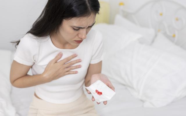 Mujer escupe mucosa con sangre 