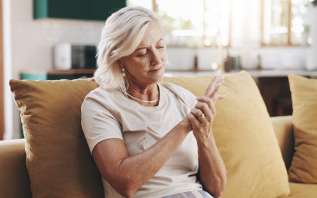 Mujer con problemas de circulación en las manos