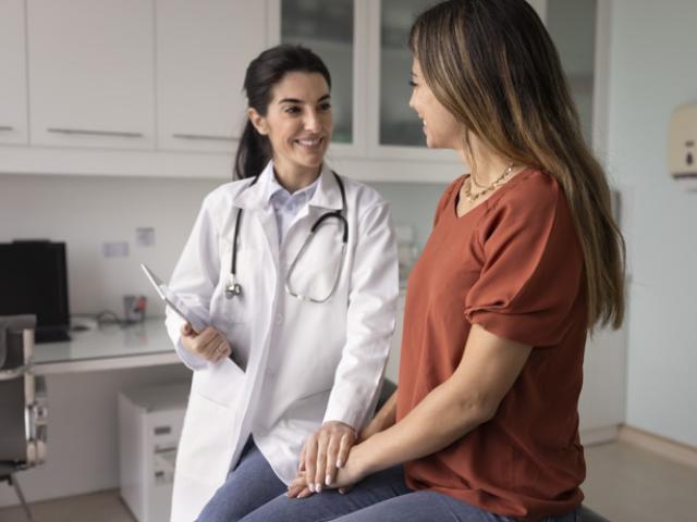 Mujer joven en Colombia durante una consulta ginecológica preventiva para detectar síntomas del cáncer de cuello uterino.
