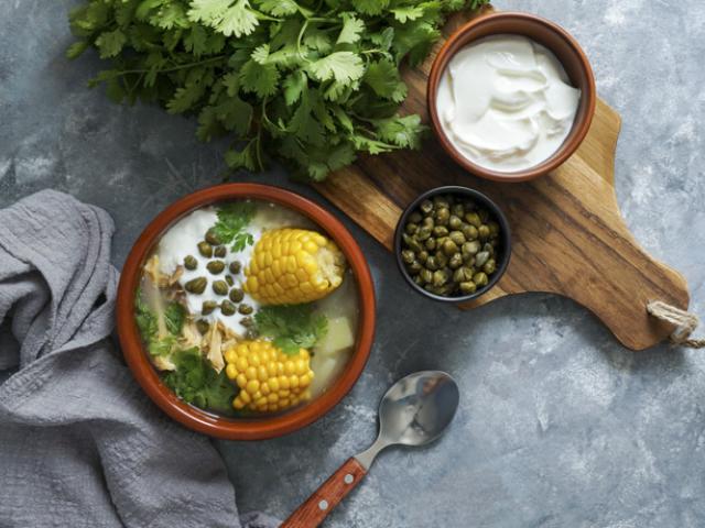 Ajiaco colombiano tradicional con ingredientes locales y naturales.
