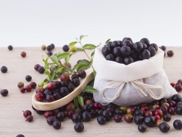 Mesa con agraz, ejemplo de alimento antioxidante de la dieta colombiana. 