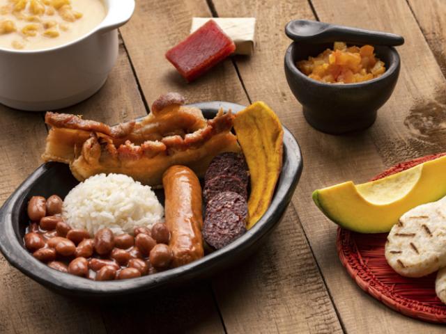 Bandeja paisa, ejemplo de plato típico colombiano con alimentos para subir de peso