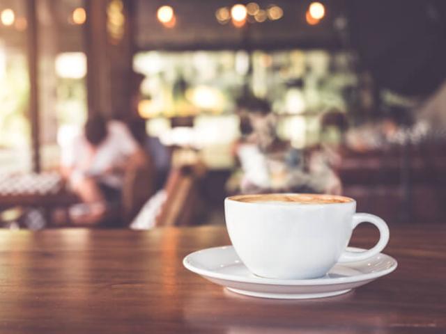 Taza de café en una cafetería