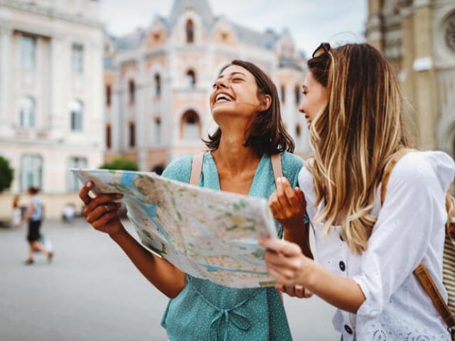 Dos chicas con un mapa haciendo turismo