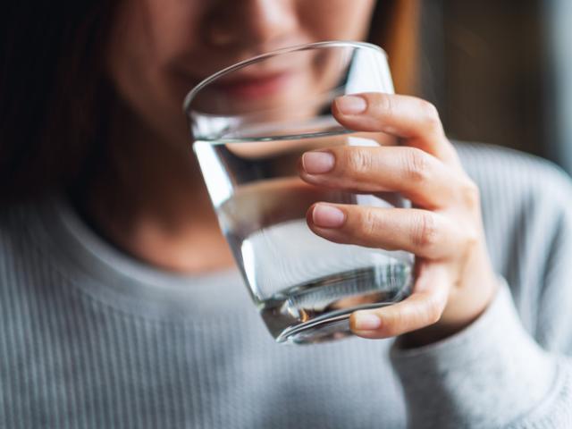 Mujer bebiendo un vaso de agua