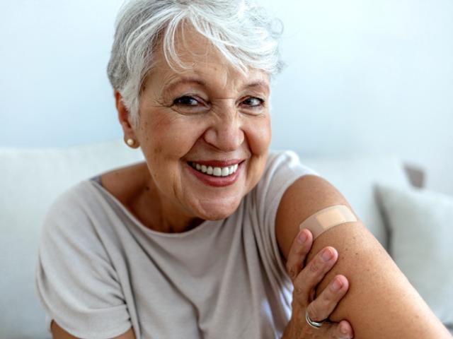 Mujer madura feliz tras recibir una vacuna