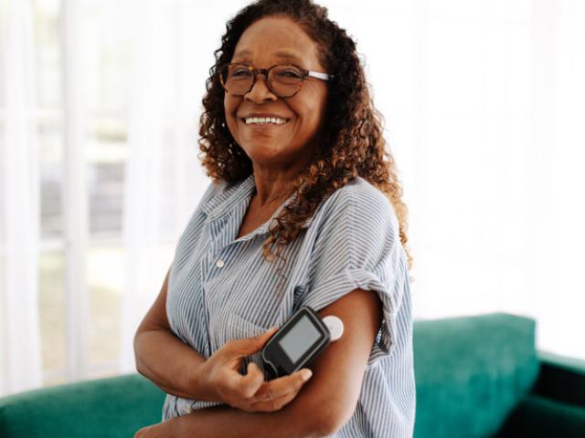 Paciente diabética después de conocer si tiene diabetes tipo 1 o tipo 2.