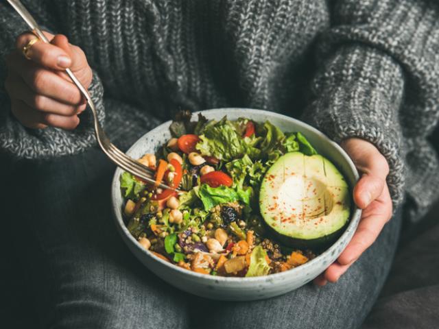 Ejemplo de bol con alimentos buenos para el corazón.