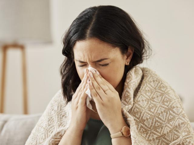 Persona con síntomas de alergia invernal