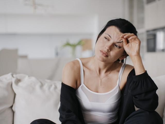 Mujer lidia con pensamientos negativos