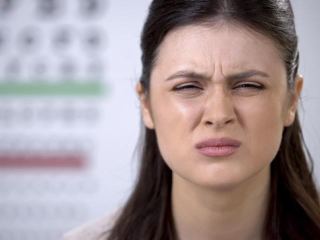 Mujer en oftalmólogo por problemas de visión distorsionada