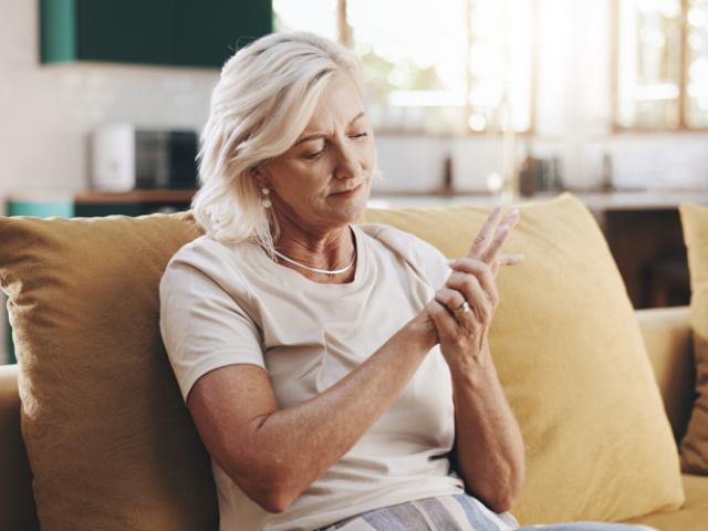 Mujer con problemas de circulación en las manos