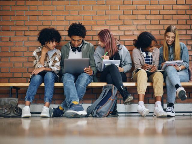 Jóvenes viviendo los cambios en la adolescencia.