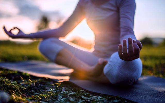 Mujer meditando