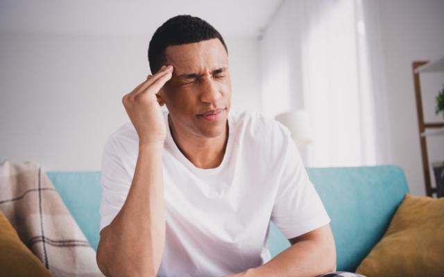 hombre sufriendo vision doble por estres