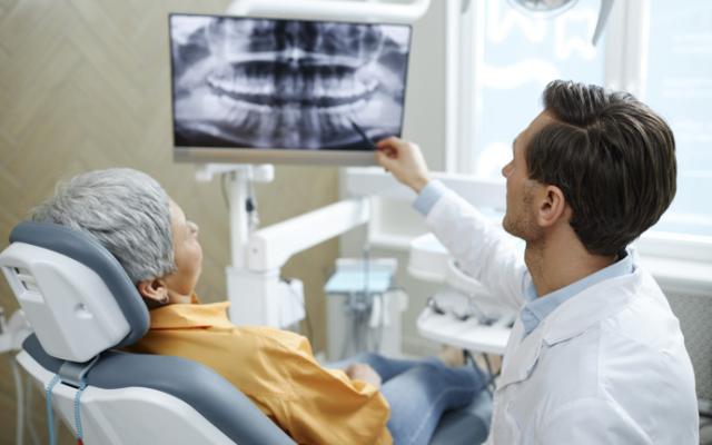 Dentista habla sobre bacterias en la boca