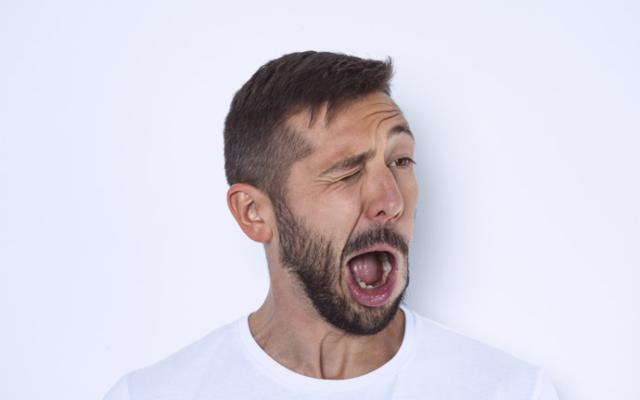 Hombre con síndrome de Tourette