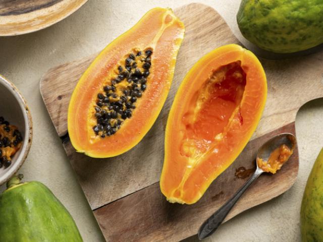 Papaya, uno de los ejemplos de alimento con más vitamina C en Colombia