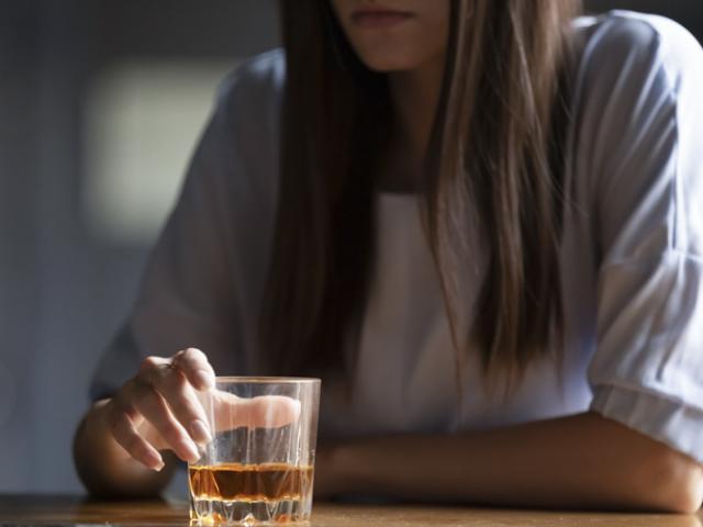 Mujer con problemas de alcoholismo