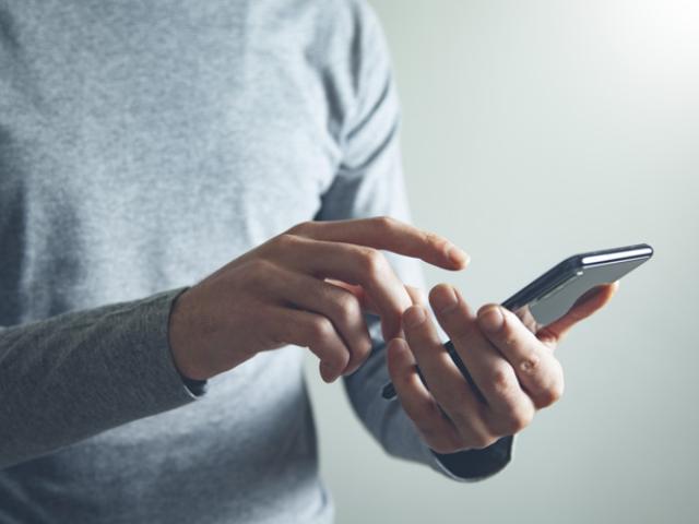 hombre utilizando smartphone