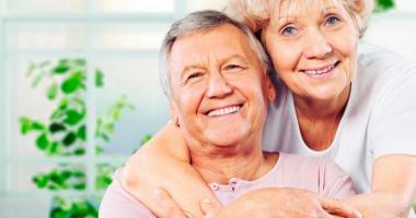 Una-pareja-de-la-tercera-edad-abrazandose